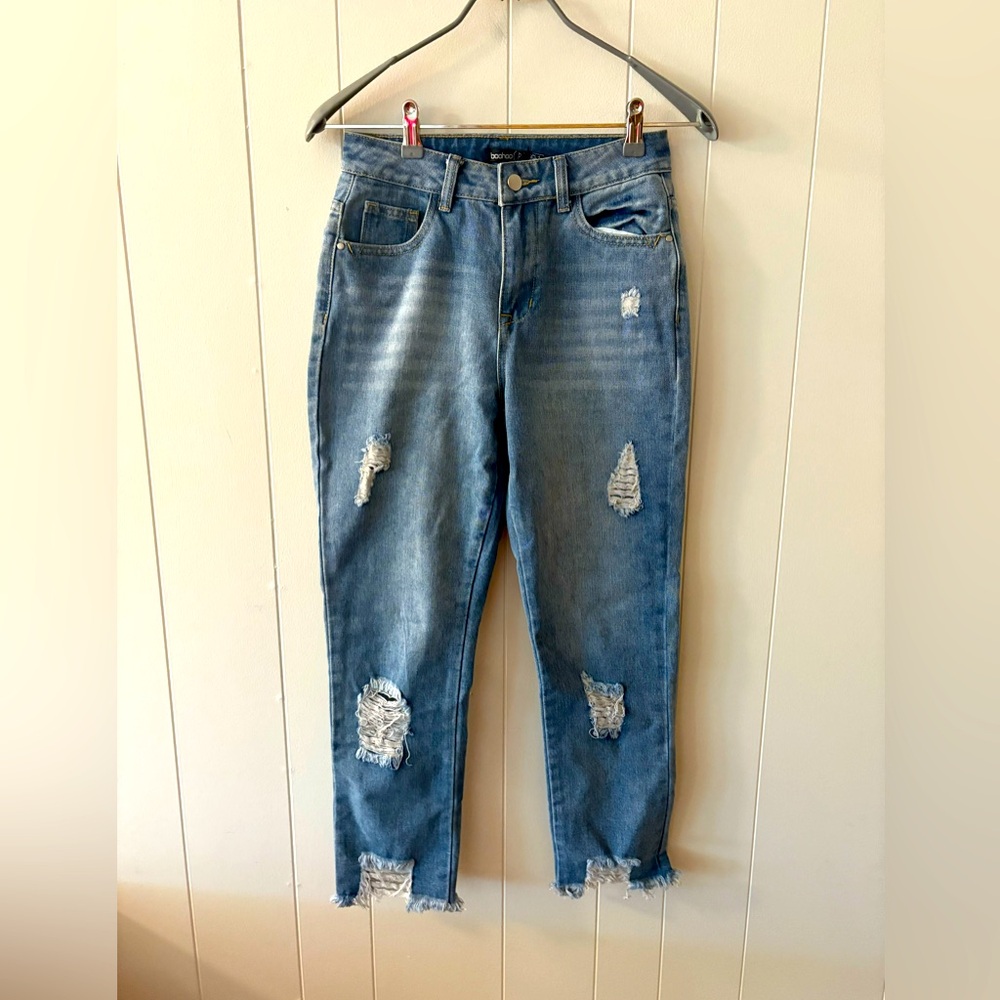 Boohoo Women’s Size 0 Blue Ankle Cropped Jeans distressed casual